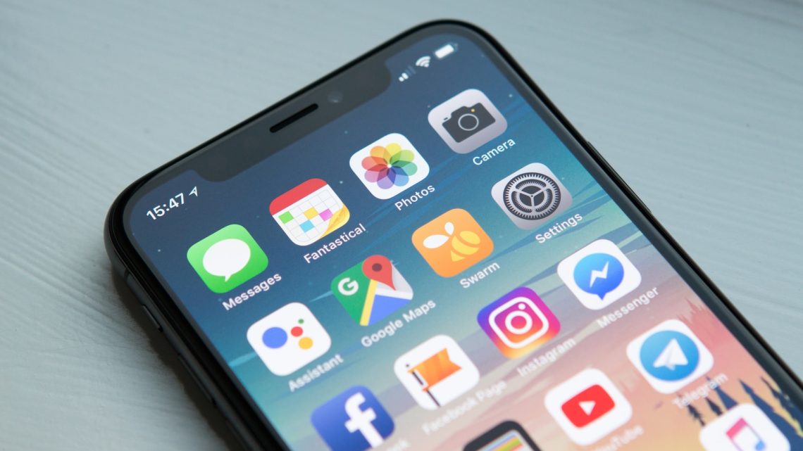 What are the main advantages of mobile retargeting?
