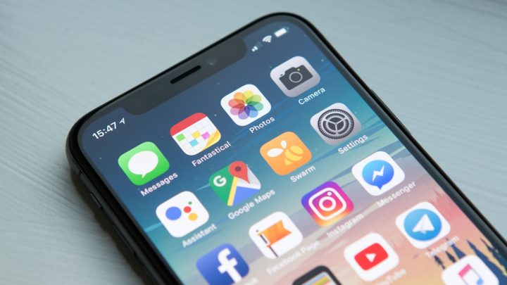 What are the main advantages of mobile retargeting?